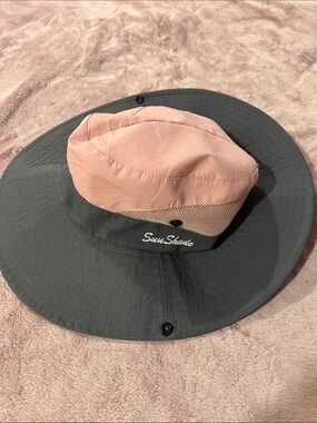 Two-Tone Wide Brim Bucket Hat in Pink and Gray